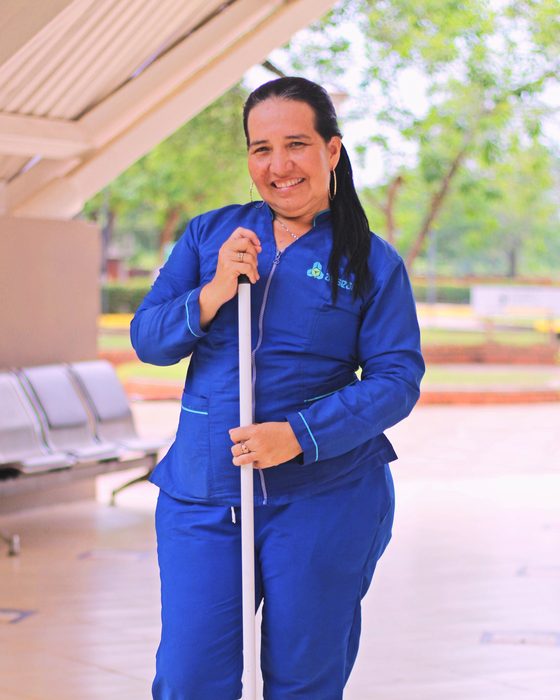 Colaboradora de Assear con uniforme institucional